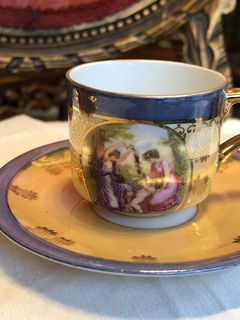 Xícara de cafezinho em porcelana europeia com cena