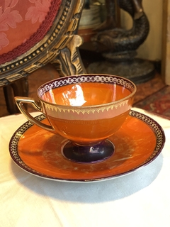 Xícara de chá em porcelana europeia com cena na internet