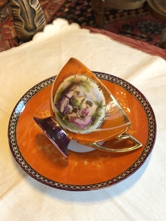 Xícara de chá em porcelana europeia com cena