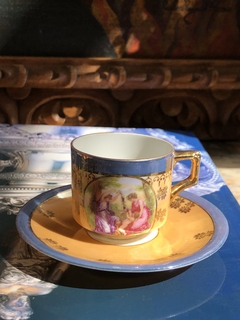 Xícara de cafezinho em porcelana europeia com cena