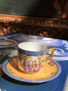 Xícara de cafezinho em porcelana europeia com cena na internet