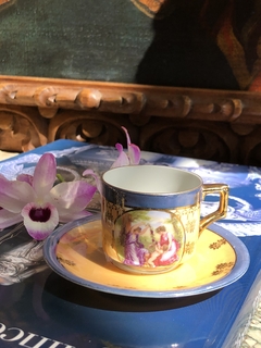 Xícara de cafezinho em porcelana europeia com cena - Art Rarus Antiquário