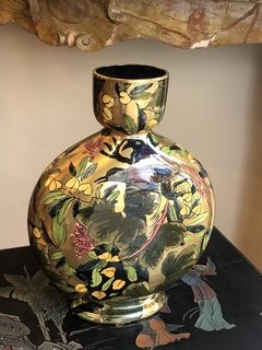 Vaso de porcelana inglesa com pintura de pássaros e flores.