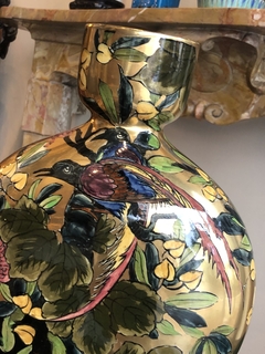 Vaso de porcelana inglesa com pintura de pássaros e flores. na internet