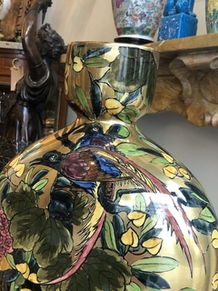 Vaso de porcelana inglesa com pintura de pássaros e flores. na internet