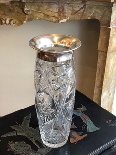 Grande vaso de cristal lapidado com borda de metal banhado a prata - comprar online