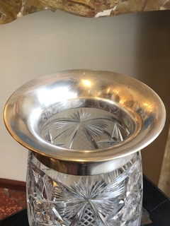 Grande vaso de cristal lapidado com borda de metal banhado a prata - Art Rarus Antiquário