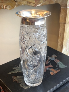 Grande vaso de cristal lapidado com borda de metal banhado a prata