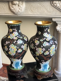 Para de vasos de cloisonné com peanhas de madeira