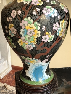 Para de vasos de cloisonné com peanhas de madeira - Art Rarus Antiquário