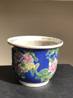 Pequeno cachepô em porcelana chinesa na internet