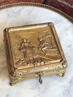 Porta joias em bronze ormolu com cena galante na internet