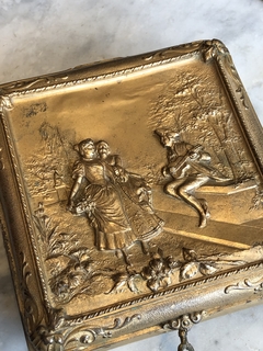 Porta joias em bronze ormolu com cena galante - comprar online