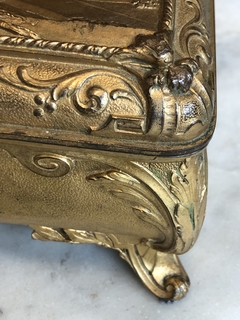 Porta joias em bronze ormolu com cena galante - loja online