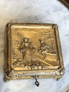 Porta joias em bronze ormolu com cena galante