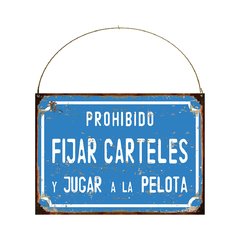 Prohibido fijar carteles y jugar a la pelota