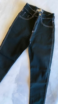 JEANS CHUPIN NEGRO CON BLANCO en internet