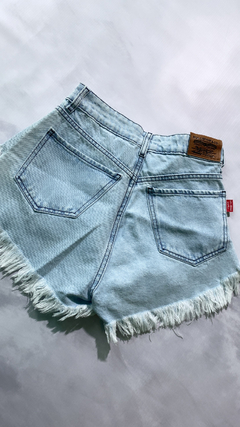 SHORT JEANS RIGIDO DESFLECADO - comprar online