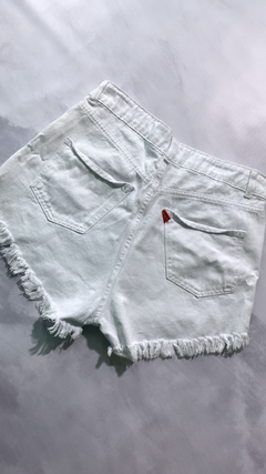 SHORT JEANS RIGIDO DESFLECADO BLANCO - comprar online