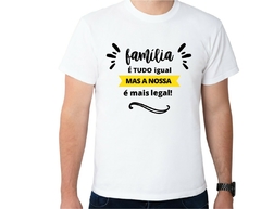 Camiseta Masculina Família é tudo igual, mas a nossa é mais legal