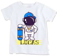 Camiseta personalizada infantil astronauta menino de boné segurando skate