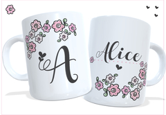 Caneca personalizada floral com nome e inicial