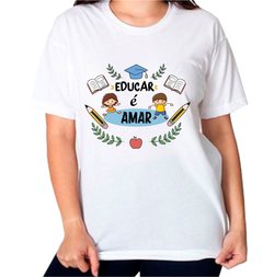 1 Camiseta com frase Educar é Amar