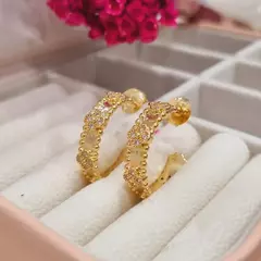 Brinco argola de flor cravejada com zircônia banhado a ouro 18K