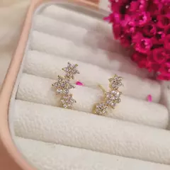 Brinco florzinhas cravejadas com zircônia banhado a ouro 18K