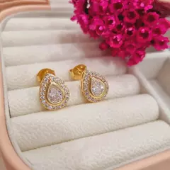 Brinco gota cravejado com zircônia banhado a ouro 18K