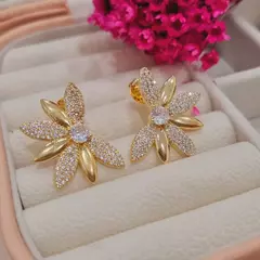 Brinco meia flor cravejado com zircônia banhado a ouro 18K