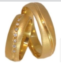 Alianças  trabalhadas (par) em ouro 18k com 7 diamantes na feminina