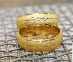 Aliança  trabalhada em ouro 18k com 3 diamantes na feminina 6mm