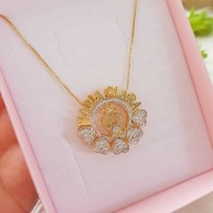 Colar personalizado menina com coroa e coraçoes cravejados banhado a ouro 18k