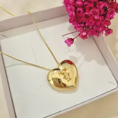 Colar com pingente de coraçao e menina banhado a ouro 18k