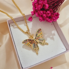 Colar com pingente de borboleta colorida cravejada com zirconia banhado a ouro 18k