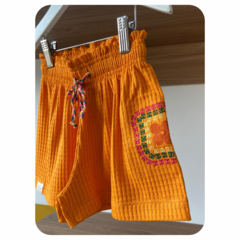 Short laranja flor na internet