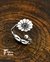 Anillo flor en plata regulable con engarce de rubí corindón