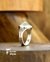 anillo en plata y engarce de ópalo, con grabado símbolo om