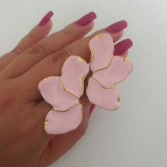 Brinco meia flor esmaltado rosa banhado a ouro 18k