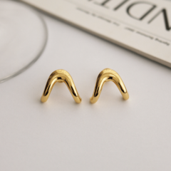 brinco wave banhado a ouro 18k