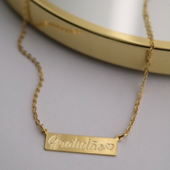 colar com placa escrito 'gratidão' banhado a ouro 18k