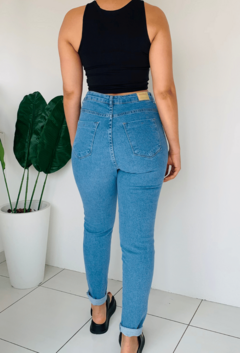 Mom jeans clara com lycra na internet