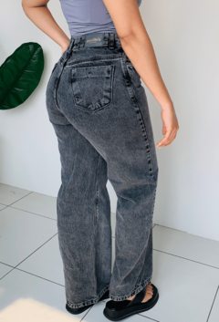 Calça wide leg preta estonada na internet