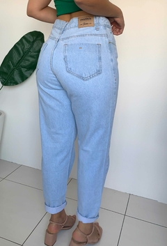 Calça mom jeans clara na internet