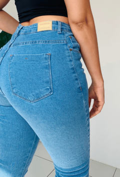 Mom jeans clara com lycra - comprar online