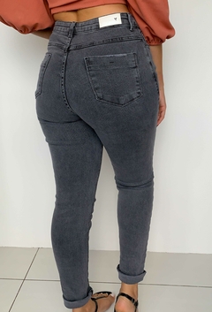 Calça mom preta estonada - comprar online