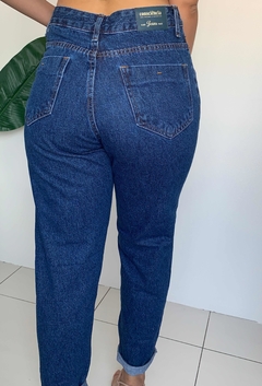 Calça mom jeans escura na internet