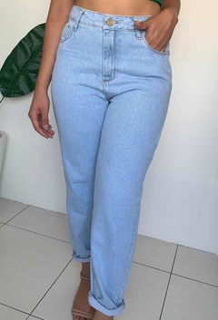 Calça mom jeans clara