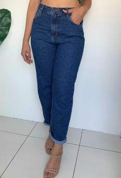 Calça mom jeans escura